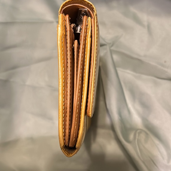 YSL Patent BI-Fold Wallet - Picture 5 of 9